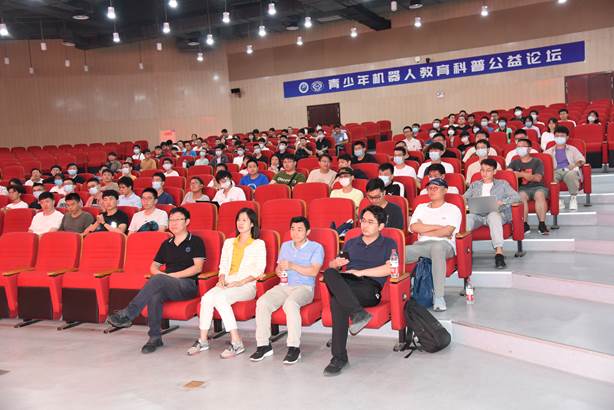 礼堂里有许多人描述已自动生成